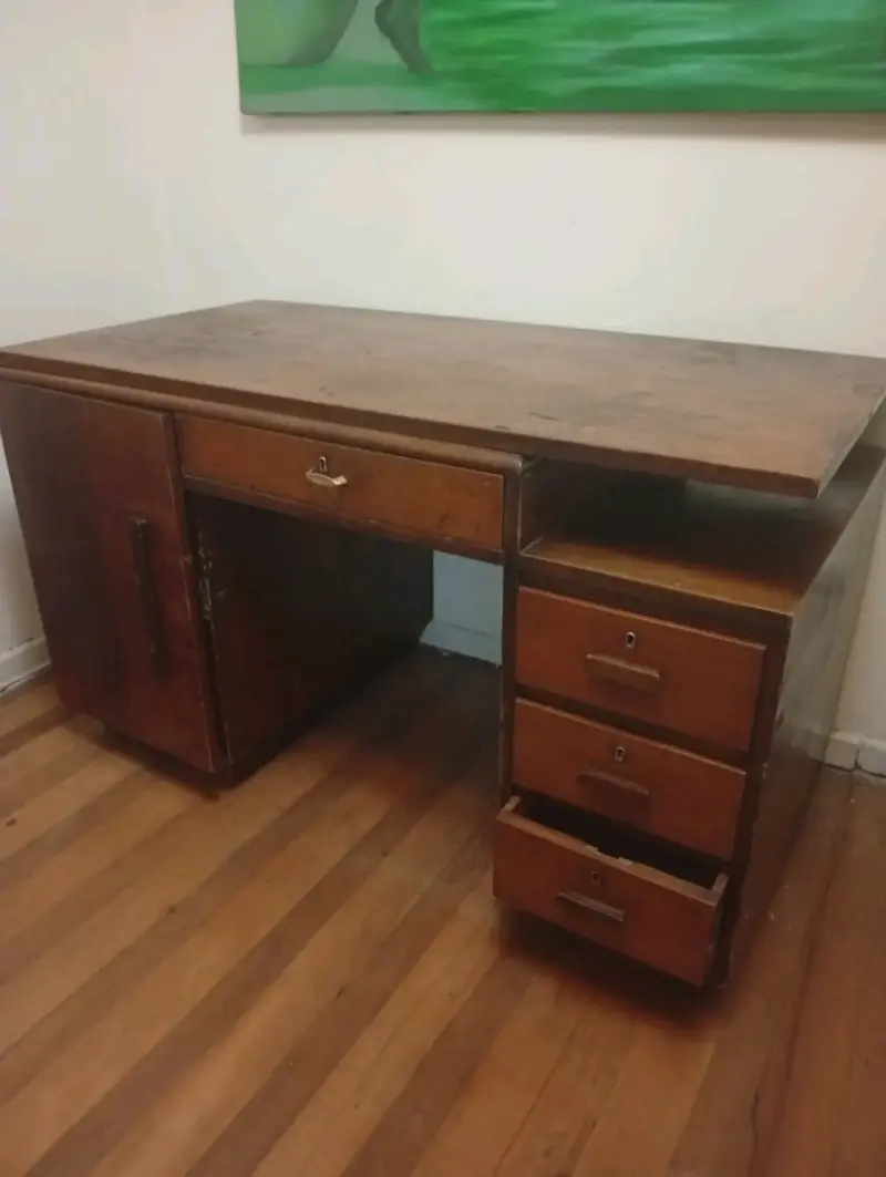 Escritorio de madera con cajonera y puerta lateral - 1