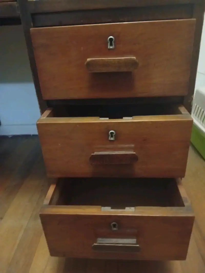 Escritorio de madera con cajonera y puerta lateral - 2