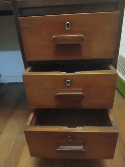 Escritorio de madera con cajonera y puerta lateral - miniatura 2