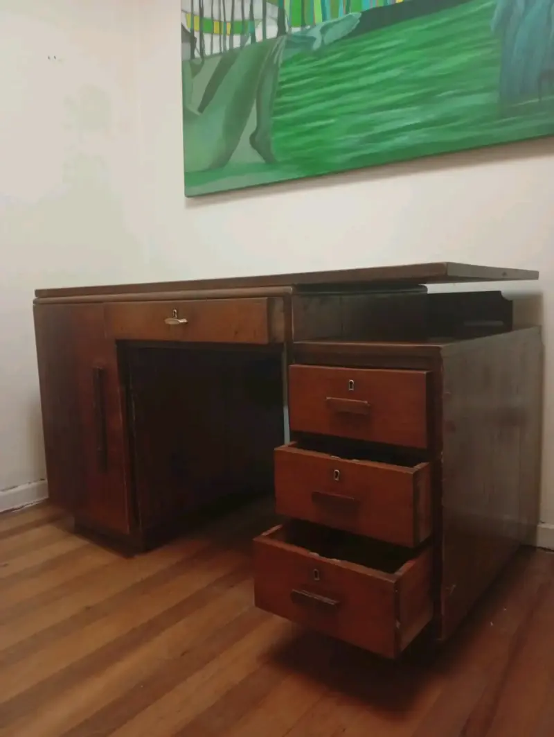 Escritorio de madera con cajonera y puerta lateral - 3