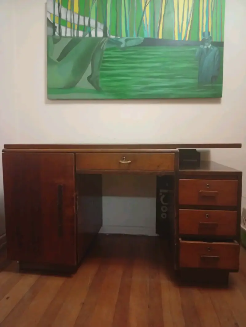 Escritorio de madera con cajonera y puerta lateral - 4