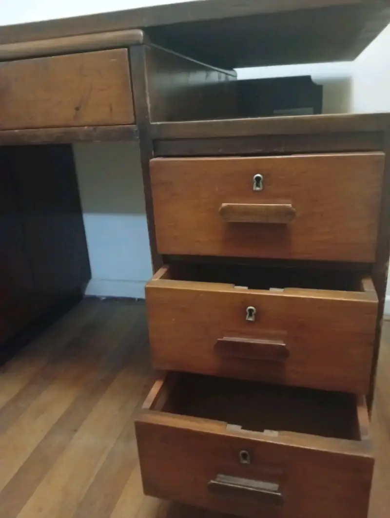 Escritorio de madera con cajonera y puerta lateral - 5