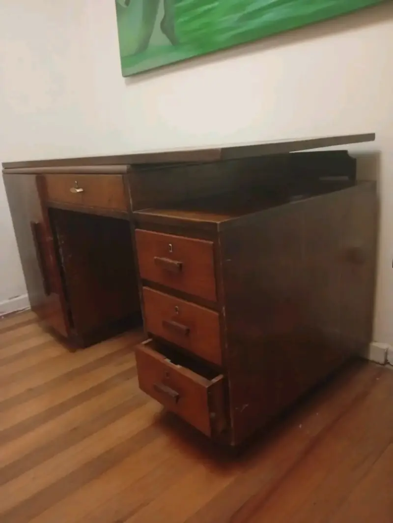 Escritorio de madera con cajonera y puerta lateral - 6