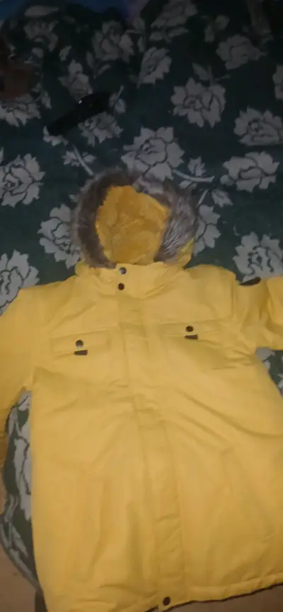 Parka amarilla con capucha de piel sintética VoP - miniatura 2