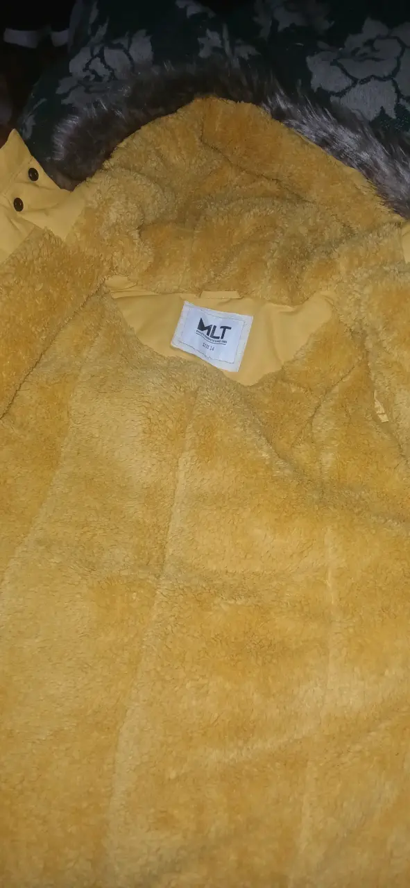 Parka amarilla con capucha de piel sintética VoP - 4