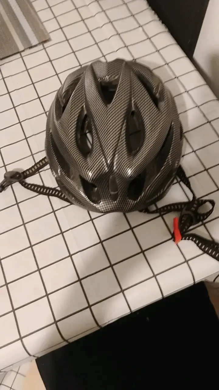 Casco de bicicleta con diseño de carbono