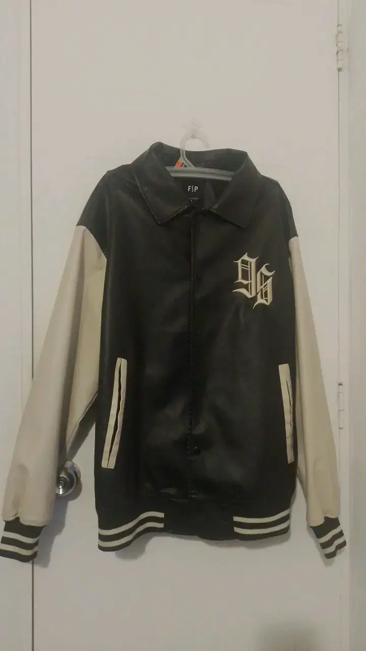 Chaqueta estilo varsity negra y beige FSP