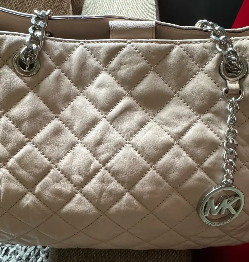 Bolso de cuero rosa pálido Michael Kors con cadena - 2