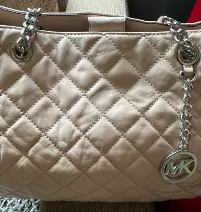 Bolso de cuero rosa pálido Michael Kors con cadena - miniatura 2