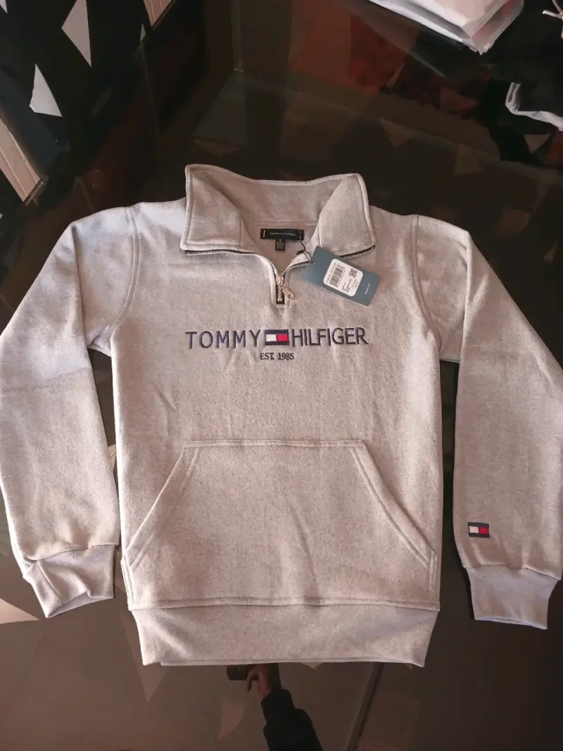 Polerón Tommy Hilfiger gris con cierre