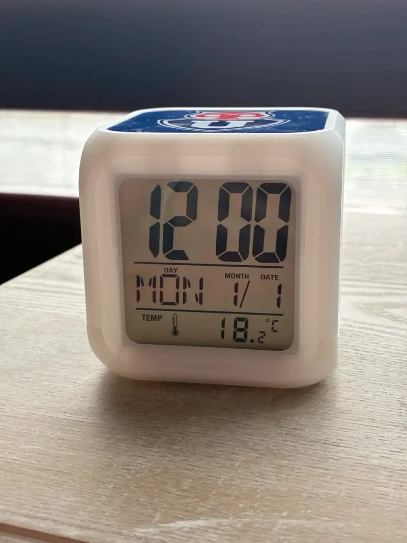 Reloj despertador digital con logo de Universidad de Chile - 1