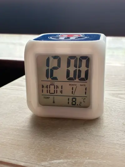 Reloj despertador digital con logo de Universidad de Chile - miniatura 1