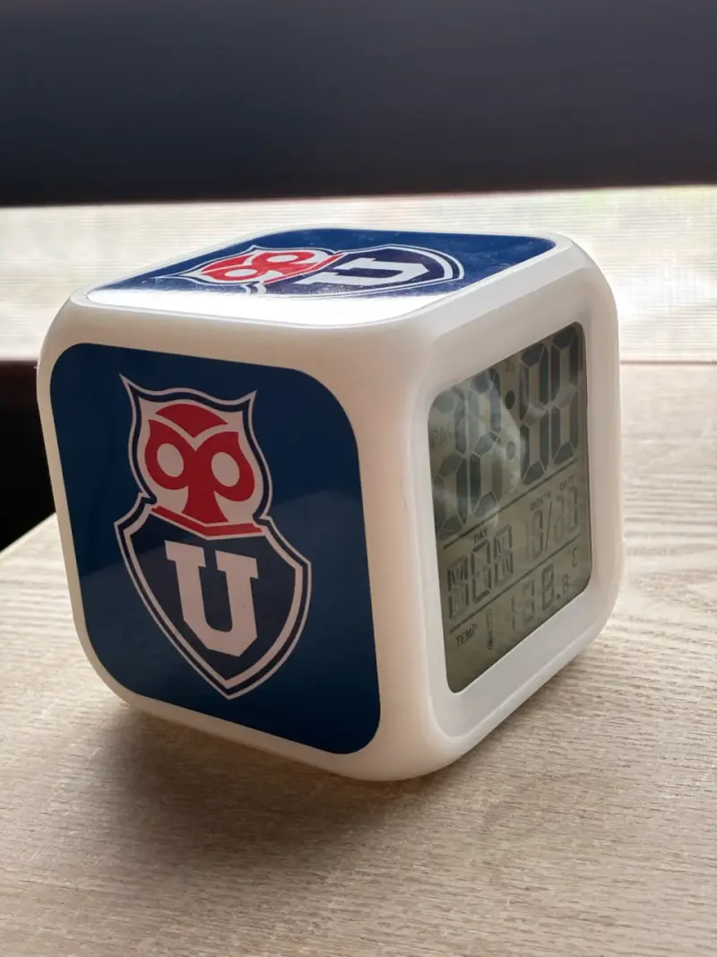 Reloj despertador digital con logo de Universidad de Chile - 3