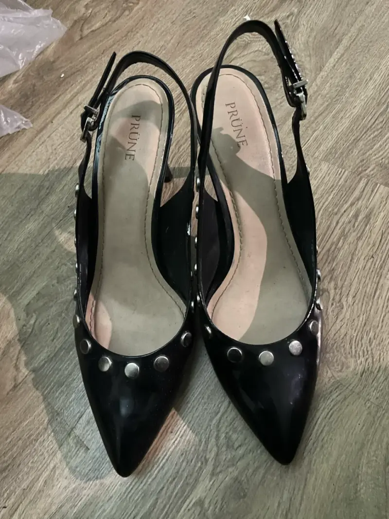 Zapatos de tacón negro con tachas Prüne - 2