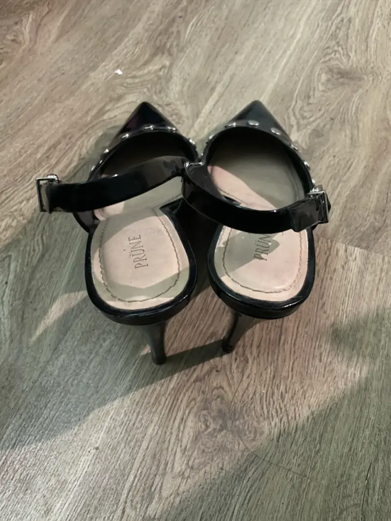 Zapatos de tacón negro con tachas Prüne - 3