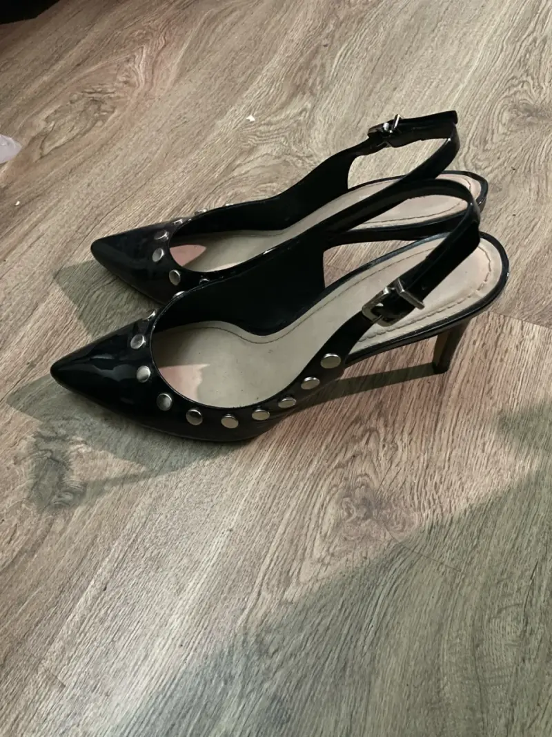 Zapatos de tacón negro con tachas Prüne - 4