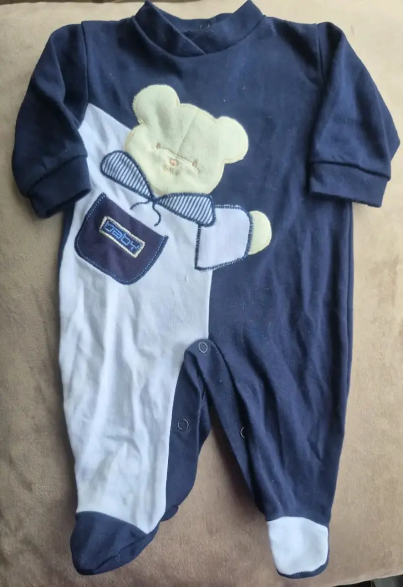 Enterito de bebé azul con diseño de oso