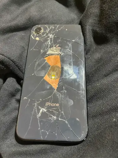iPhone con tapa rota para repuestos - miniatura 1
