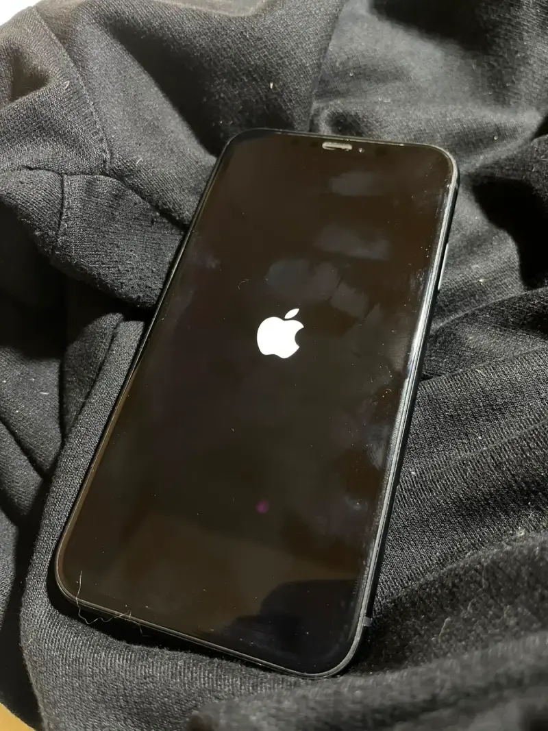 iPhone con tapa rota para repuestos - 2