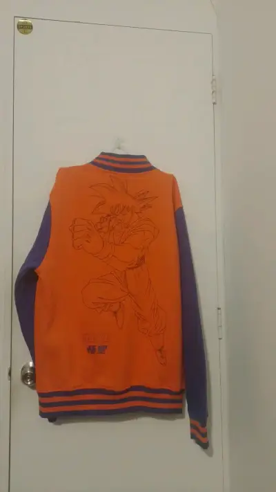 Chaqueta estilo varsity Dragon Ball Z naranja y azul - miniatura 2