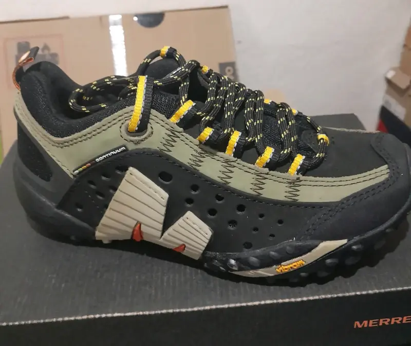 Zapatillas merrell intercept. Vibram.