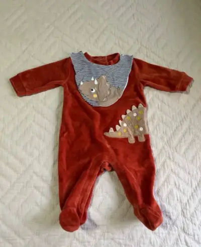 Enterito Pillin de plush con babero desmontable – - miniatura 1
