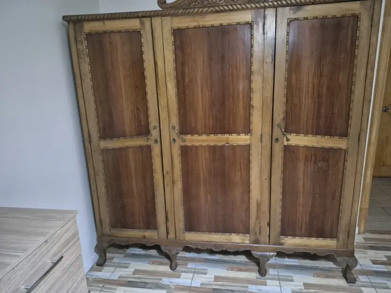 Armario de madera antiguo con detalles tallados - 1