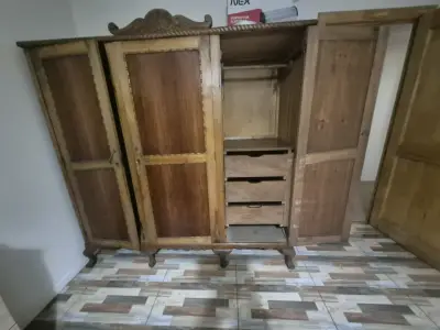 Armario de madera antiguo con detalles tallados - miniatura 2
