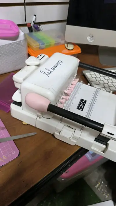 Máquina de encuadernar Cinch Heidi Swapp usada - miniatura 3