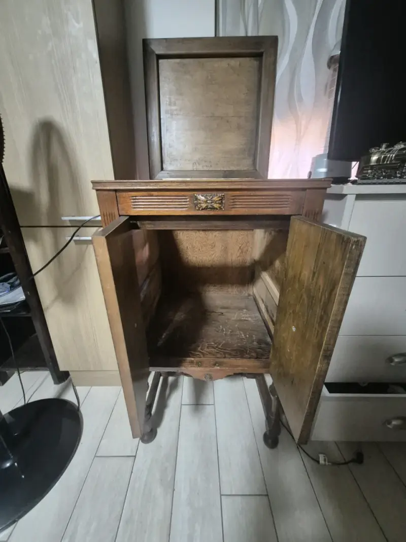 Mueble antiguo de madera con puertas
