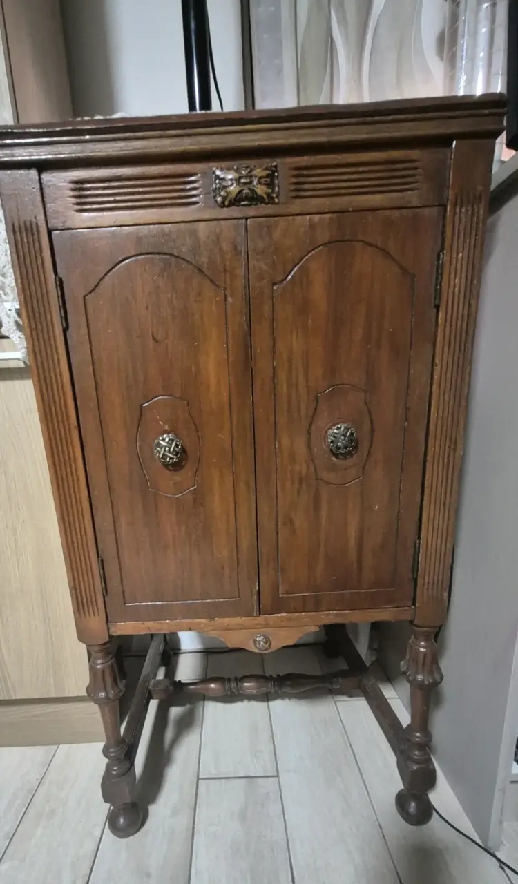 Mueble antiguo de madera con puertas - 2