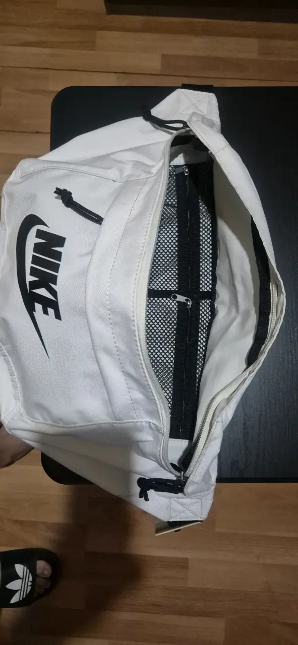 Riñonera Nike blanca con logo negro - 1