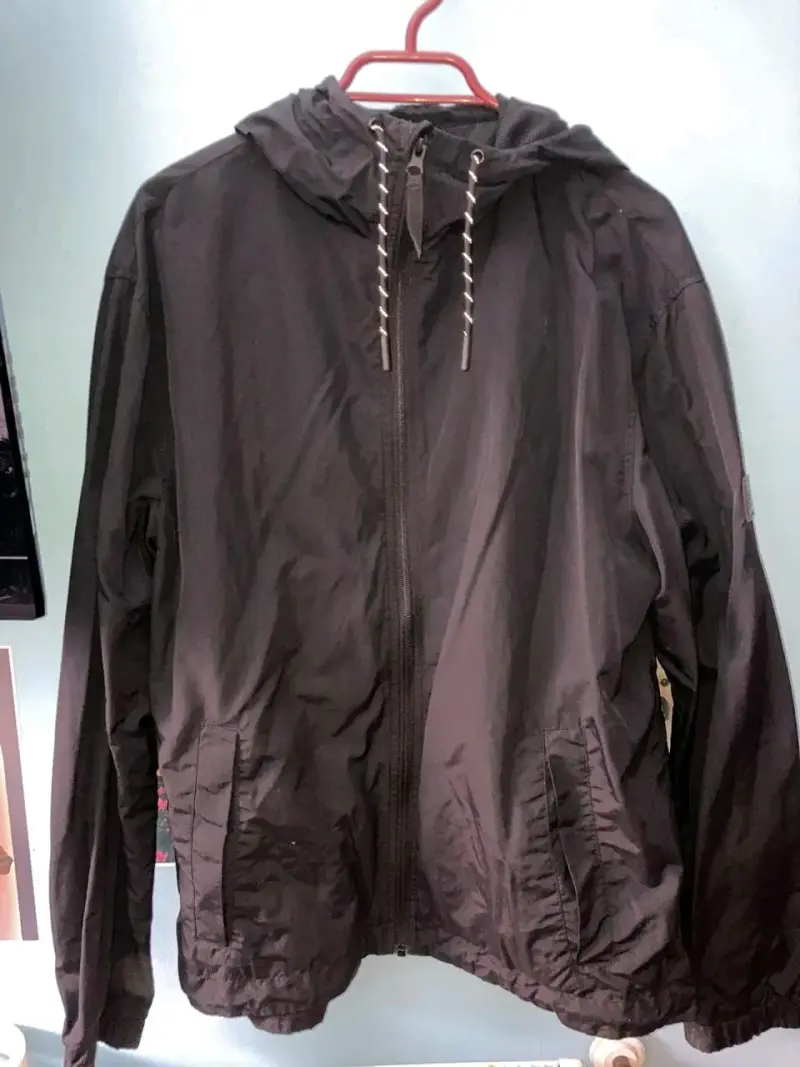 Cortaviento H&M Negro Ligero y Versátil - 2