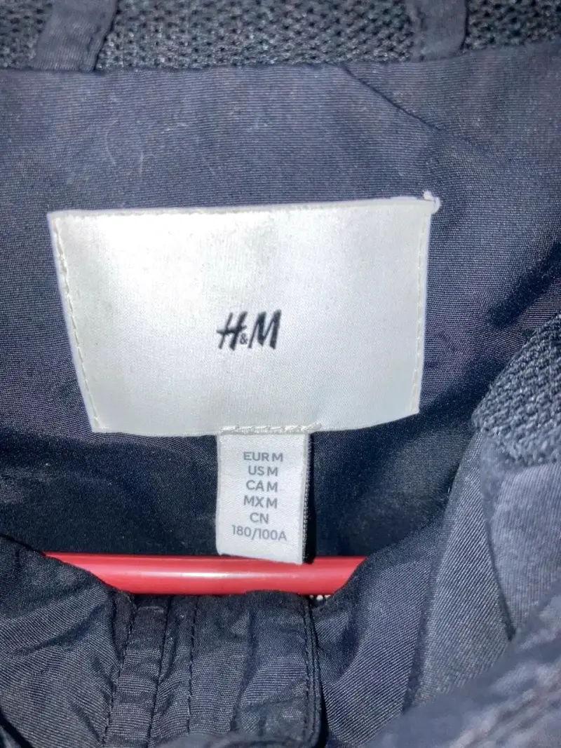 Cortaviento H&M Negro Ligero y Versátil - 3