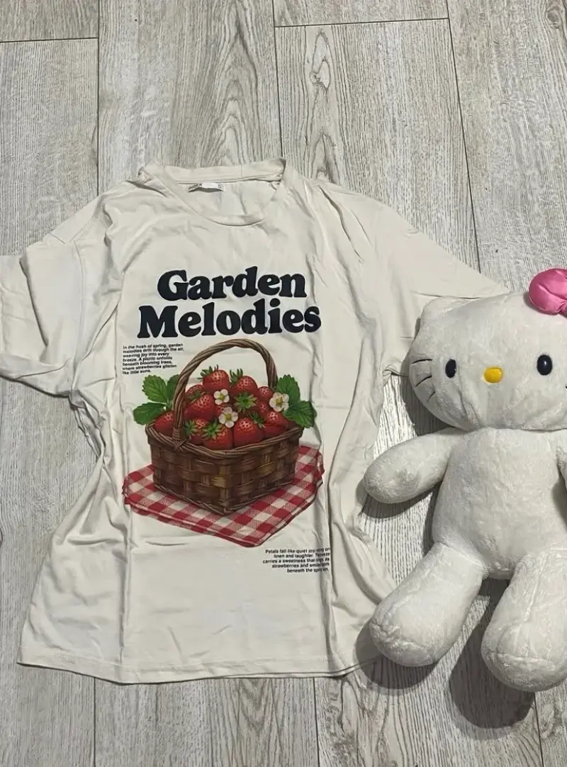 Polera blanca con diseño Garden Melodies