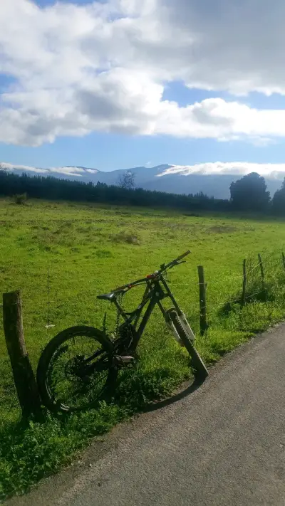 Bicicleta de montaña con suspensión delantera - miniatura 3
