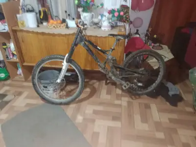 Bicicleta de montaña con suspensión delantera - miniatura 4