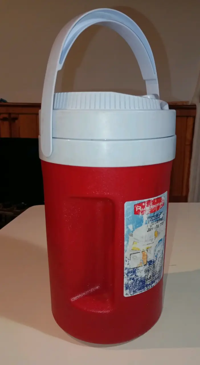 Cooler térmico rojo con tapa blanca