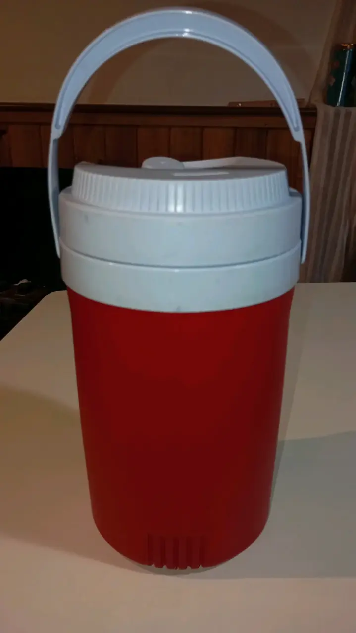 Cooler térmico rojo con tapa blanca - 2