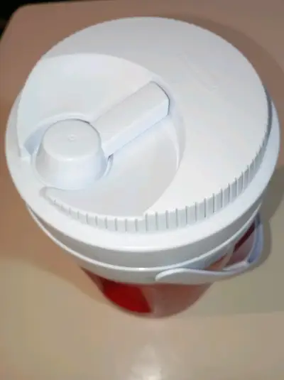 Cooler térmico rojo con tapa blanca - miniatura 3