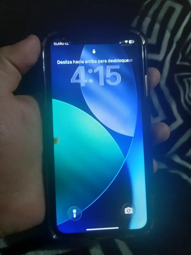 iPhone 11 en buen estado con pantalla desbloqueada