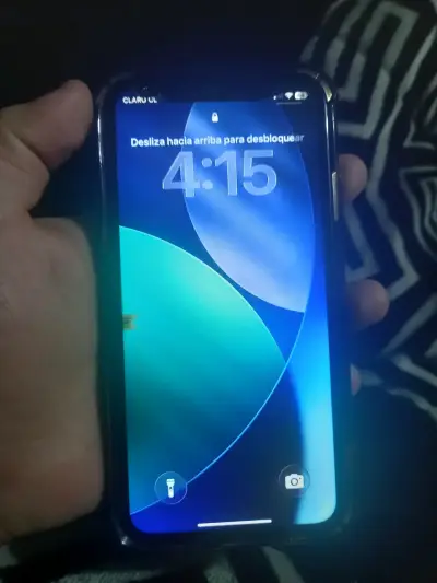 iPhone 11 en buen estado con pantalla desbloqueada - miniatura 1
