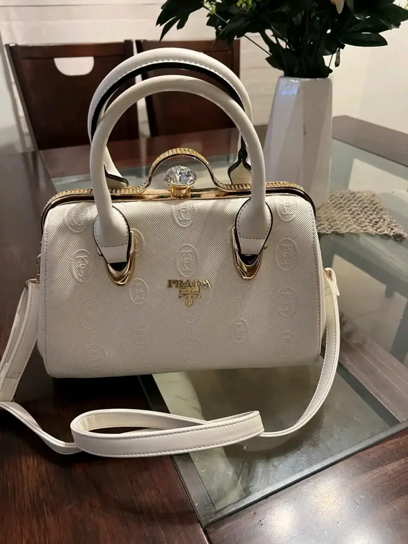 Bolso de mano blanco con detalles dorados Prada