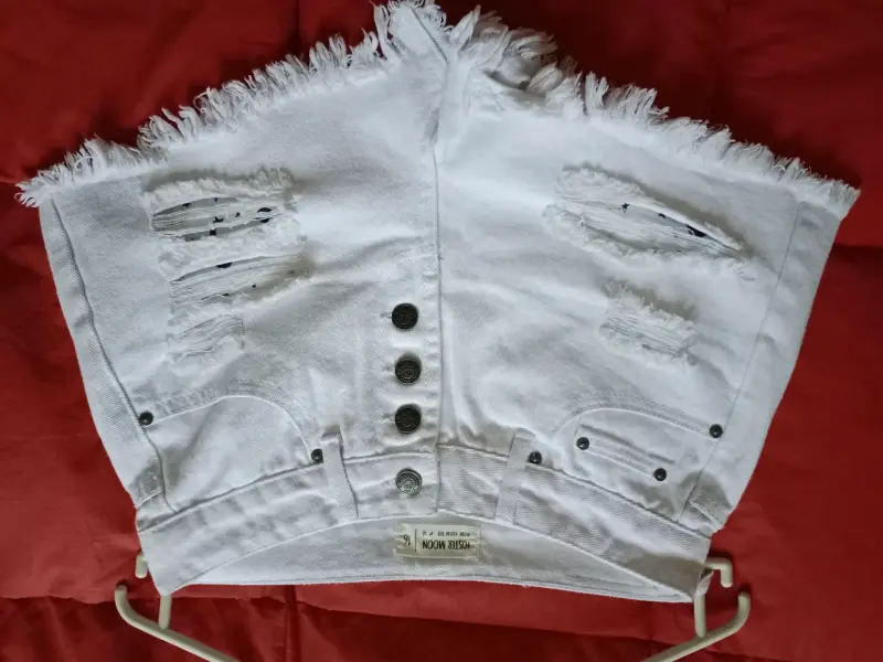 Shorts de mezclilla blancos desgastados para mujer - 1