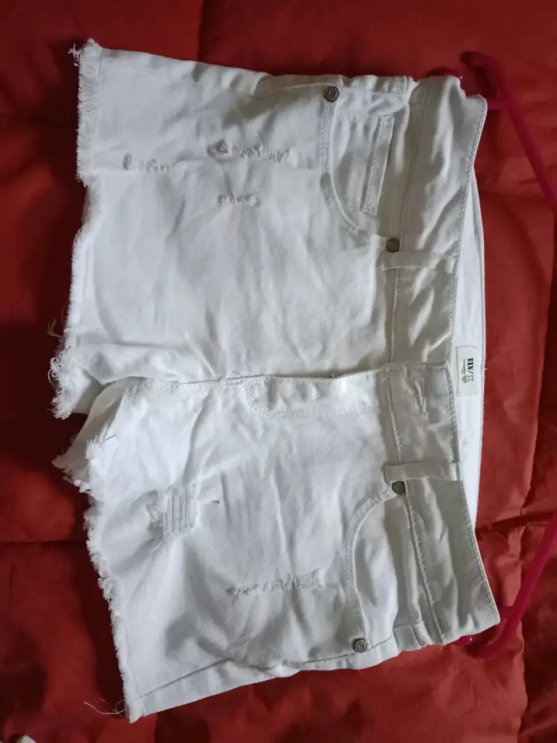 Shorts de mezclilla blancos desgastados para mujer - 2