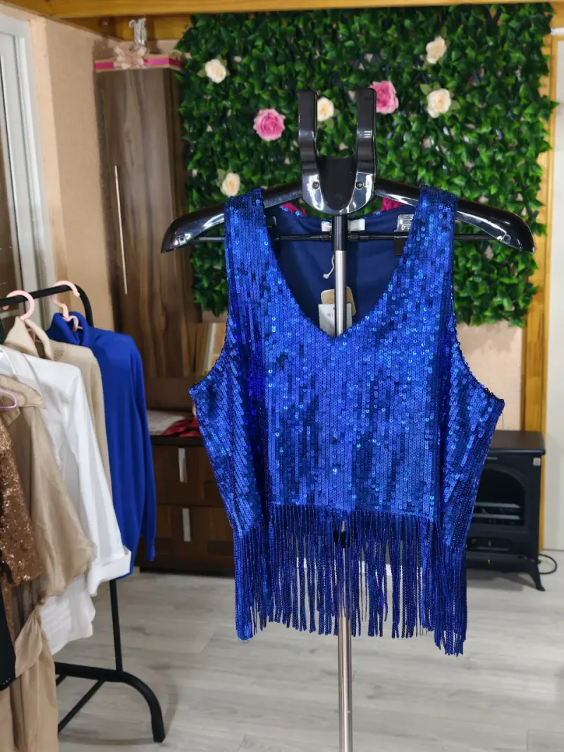 Top de lentejuelas azul con flecos
