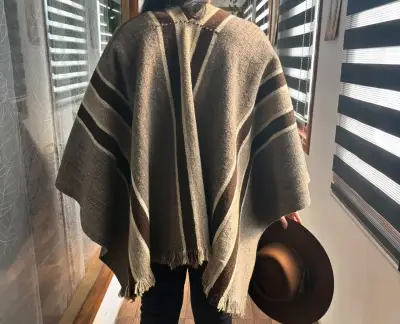 Poncho de lana artesanal con diseño tradicional - miniatura 1