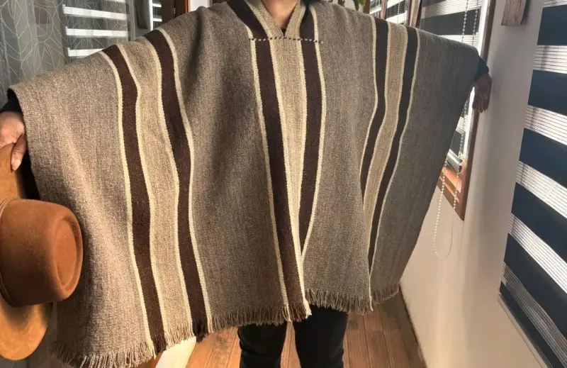 Poncho de lana artesanal con diseño tradicional - 2
