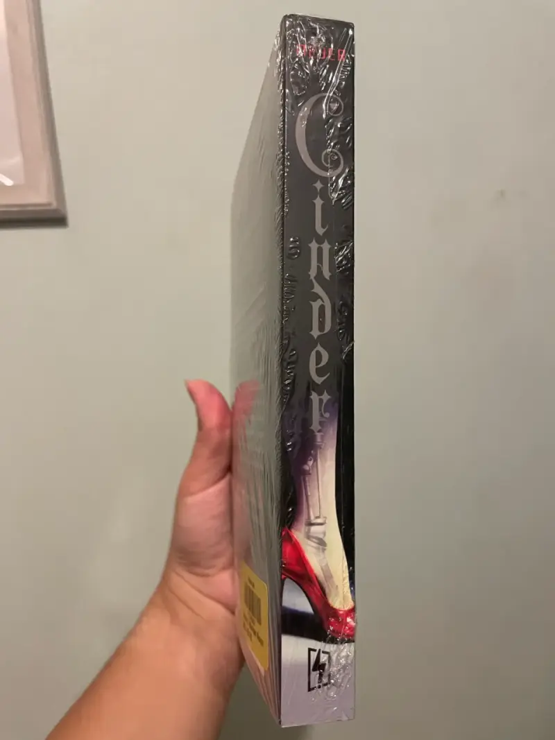 Libro Cinder Crónicas Lunares de Marissa Meyer - 3