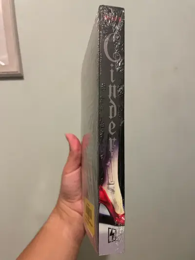 Libro Cinder Crónicas Lunares de Marissa Meyer - miniatura 3